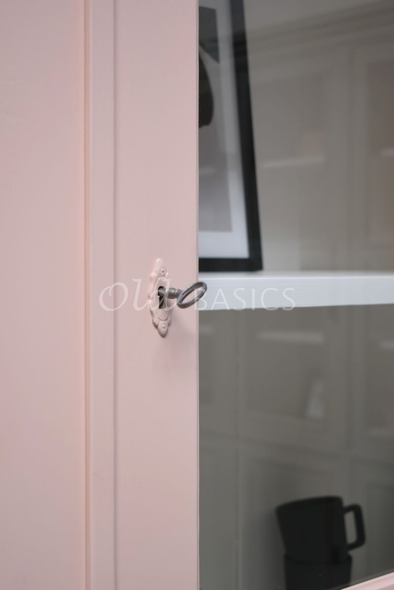 Detail van Vitrinekast Monaco  Powder Peach, 3 deuren, roze, perzik, terra, materiaal hout